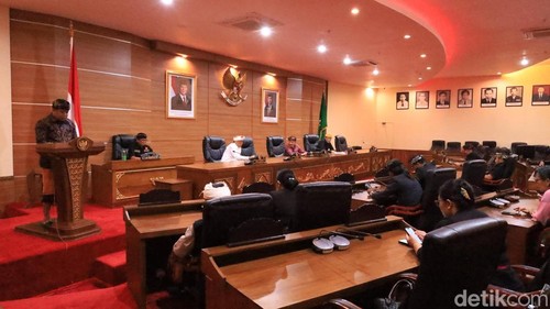 Bupati Bangli Sang Nyoman Sedana Arta saat menyampaikan apresiasi pada rekomendasi anggota dewan saat rapat paripurna di DPRD Bangli, Kamis (9/4/2025).