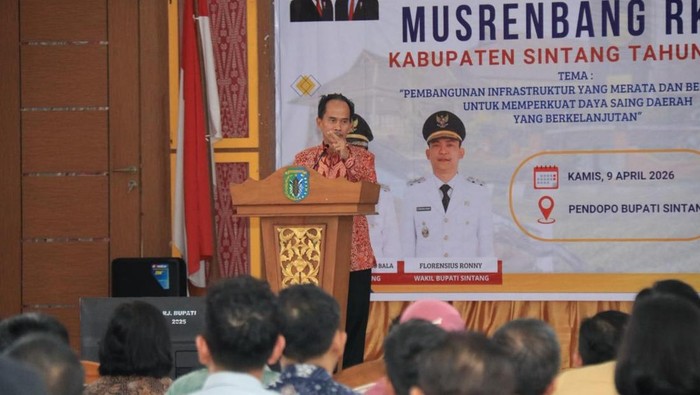 Bupati Sintang Gregorius Herkulanus Bala membuka Musrenbang RKPD Sintang Tahun 2027 di Aula Pendopo Bupati Sintang, Kamis (9/4/2026). (dok Prokopim Sintang)