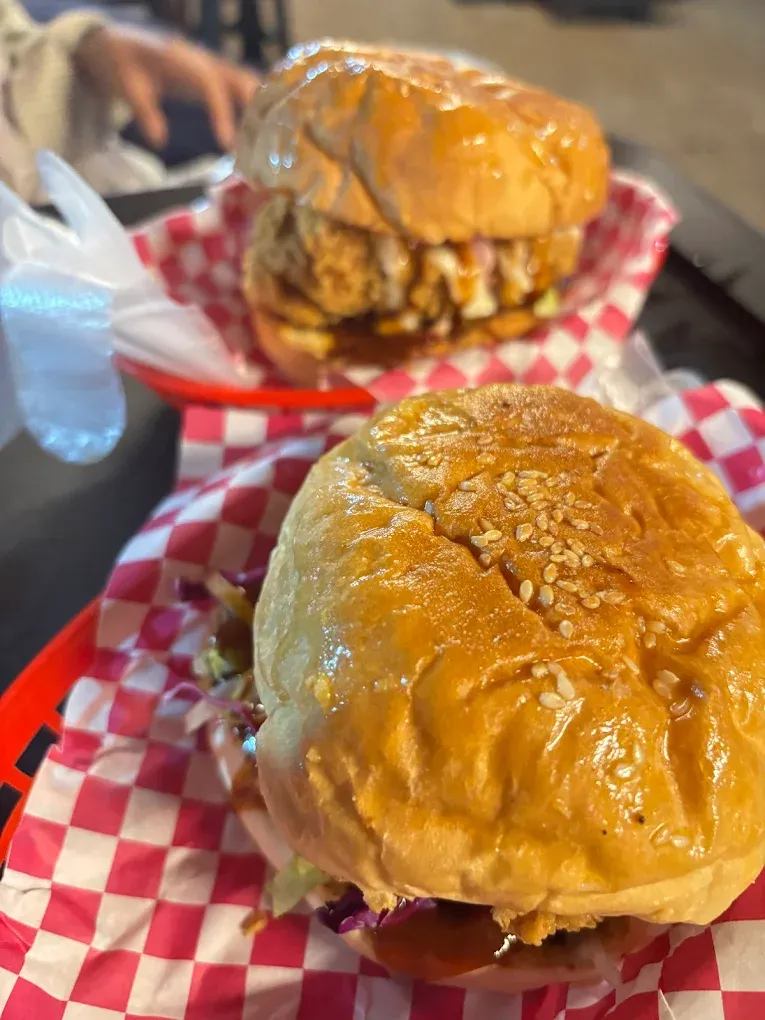Burger kaki lima Burger kaki lima