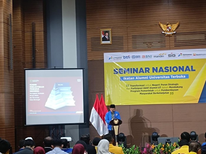 Cak Imin  dalam sambutan acara penandatanganan kesepakatan Ikatan Alumni Universitas Terbuka (IKA UT) dan Kemenko Pemberdayaan Masyarakat di Sentul, Bogor, Kamis (9/4/2026) (Rizky/detikcom)