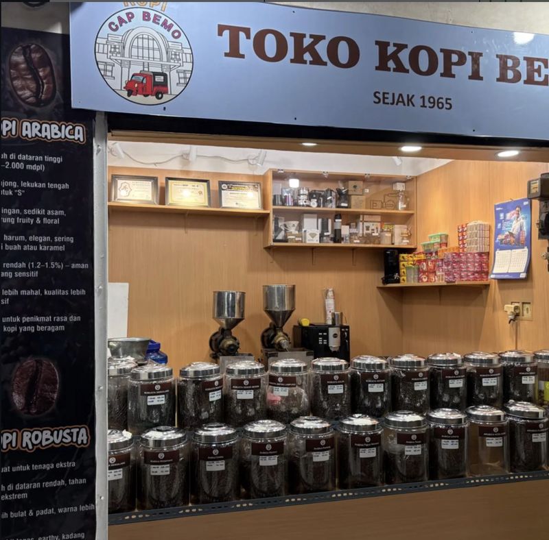 Ini dia salah satu coffee Shop Rawamangun yang legendaris, berada di dalam pasar.