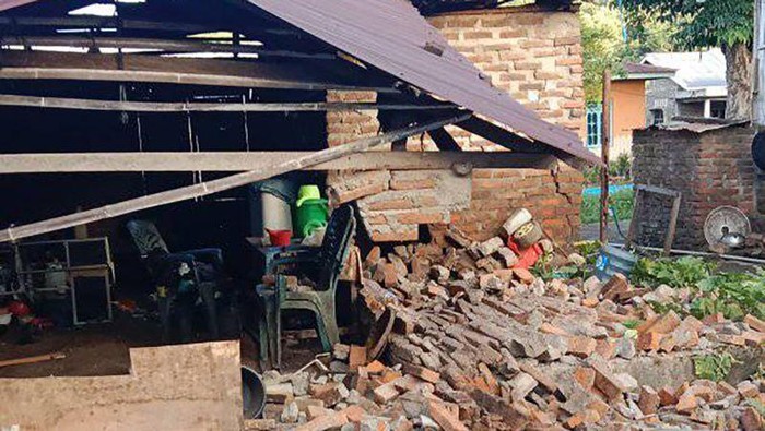 Dampak gempa di pulau Adonara, Kabupaten Flores Timur pada Kamis (9/4). (ANTARA/Ho-BPBD)