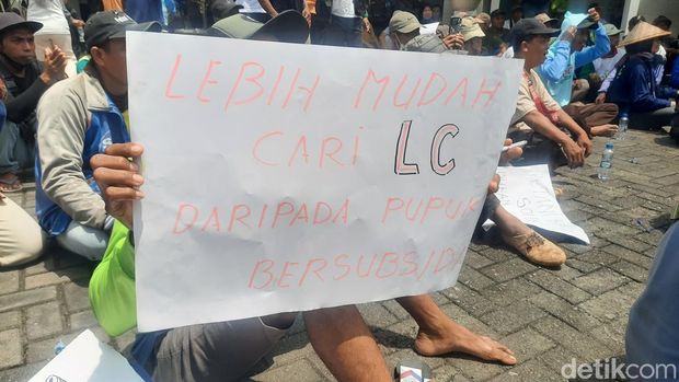 Massa petani hutan demo minta akses beli pupuk subsidi, Kamis (9/4/2026).