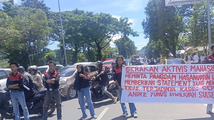 Demonstrasi terkait kasus penyiraman air keras terhadap aktivis Andrie Yunus yang berlangsung depan Kodam XIV Hasanuddin.