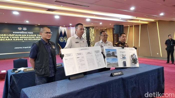 Ditjen Imigrasi mengamankan 3 WN Australia di Merauke karena masuk wilayah secara ilegal. (Taufiq S/detikcom)