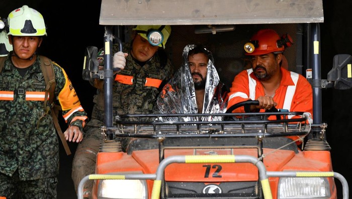 Military personnel stand next to a Mexican Air Force helicopter while, together with rescue teams, they take part in an operation to rescue miner Francisco Zapata Najera, 42, during a search for four miners following a collapse at the Minerales de Sinaloa mine, in the municipality of El Rosario, Sinaloa state, Mexico, April 8, 2026. REUTERS/Stringer