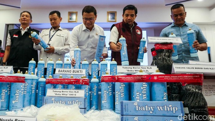 Kepala Badan Pengawas Obat dan Makanan (BPOM) Taruna Ikrar bersama pimpinan lainnya menyampaikan keterangan pers di Gedung BPOM, Jakarta, Kamis (9/4/2026).