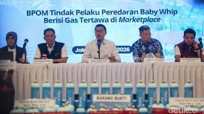 Kepala Badan Pengawas Obat dan Makanan (BPOM) Taruna Ikrar bersama pimpinan lainnya menyampaikan keterangan pers di Gedung BPOM, Jakarta, Kamis (9/4/2026).