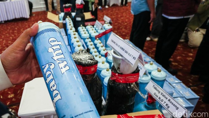 Kepala Badan Pengawas Obat dan Makanan (BPOM) Taruna Ikrar bersama pimpinan lainnya menyampaikan keterangan pers di Gedung BPOM, Jakarta, Kamis (9/4/2026).