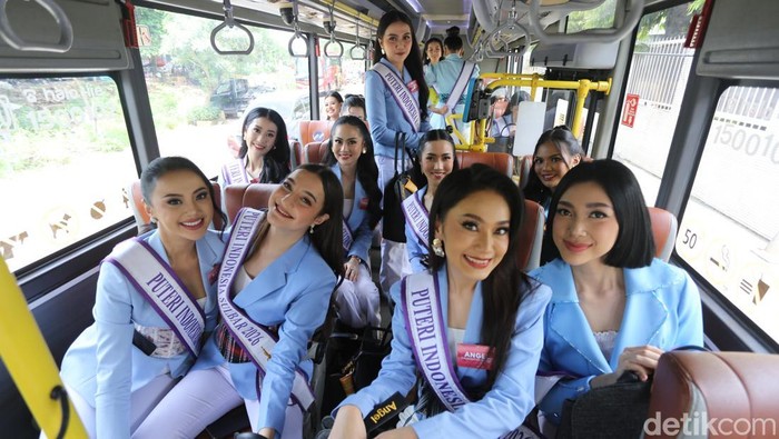 Wakil Ketua KPK Ibnu Basuki berfoto bersama finalis Putri Indonesia 2026 saat berkunjung ke Gedung Pusat Edukasi Antikorupsi KPK di Jakarta, Senin (9/4/2026). Kunjungan 45 finalis Putri Indonesia 2026 itu merupakan rangkaian dari pembekalan terkait nilai-nilai antikorupsi. Para finalis menggunakan bus TransJakarta menuju ke Gedung Pusat Edukasi Antikorupsi KPK.