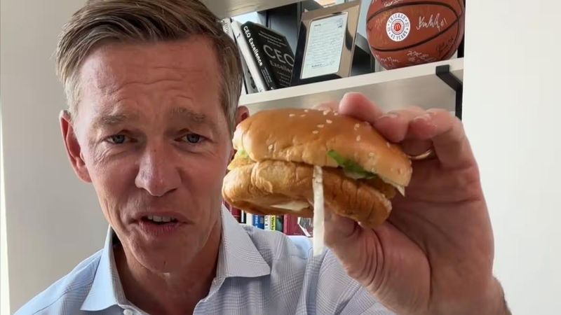 Gaya Makannya Viral di Media Sosial, CEO McDonald's Akhirnya Buka Suara