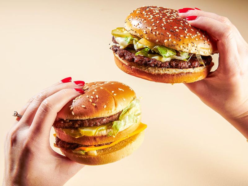Gaya Makannya Viral di Media Sosial, CEO McDonald's Akhirnya Buka Suara Gaya Makannya Viral di Media Sosial, CEO McDonald's Akhirnya Buka Suara