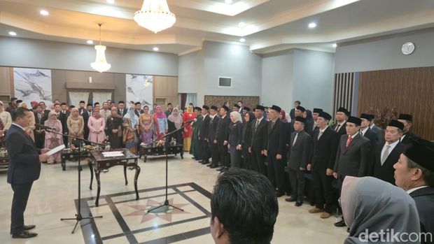 Gubernur NTB Lalu Muhamad Iqbal melantik 13 pejabat eselon II di Aula Pendopo Gubernur NTB, Kamis (9/4/2026). (Foto: Ahmad Viqi/detikBali) Gubernur NTB Lalu Muhamad Iqbal melantik 13 pejabat eselon II di Aula Pendopo Gubernur NTB, Kamis (9/4/2026). (Foto: Ahmad Viqi/detikBali)