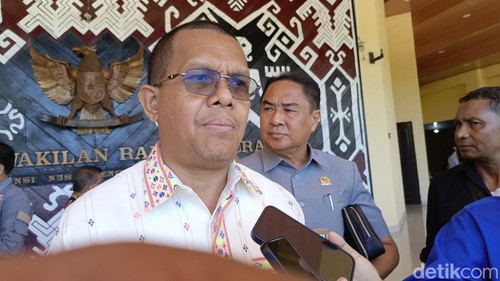 Gubernur NTT, Emanuel Melkiades Laka Lena saat diwawancarai awak media, Kamis (9/4/2026).