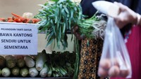 Sebagai alternatif, Yamiati menggunakan kertas untuk membungkus barang dagangan seperti cabai. Cara ini dilakukan untuk menggantikan penggunaan plastik yang semakin mahal. REUTERS/Ajeng Dinar Ulfiana
