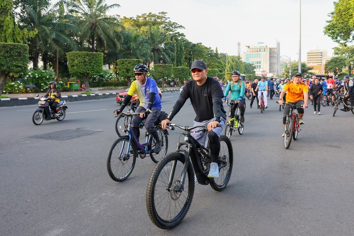 Hemat Energi, Gubernur Ahmad Luthfi Berangkat Kerja Naik Sepeda