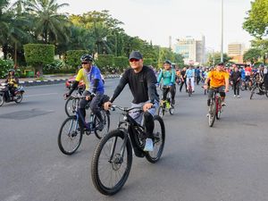 Hemat Energi, Gubernur Ahmad Luthfi Berangkat Kerja Naik Sepeda