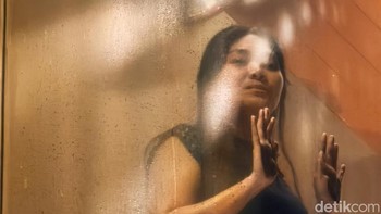 Efek artistik terlihat kuat saat memotret melalui kaca berembun, dengan pantulan cahaya dan detail subjek tetap terjaga. Foto: Adi FR/detikINET