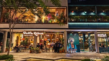 Hasil foto malam hari menampilkan pencahayaan seimbang, detail bangunan tajam, dan warna tetap hidup tanpa noise berlebih. Foto: Adi FR/detikINET