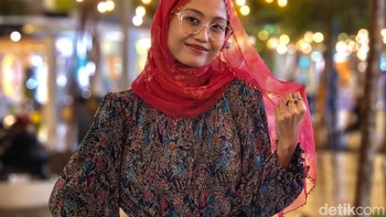 Mode portrait menghasilkan bokeh halus dengan pemisahan subjek yang rapi, bahkan di kondisi minim cahaya. Foto: Adi FR/detikINET