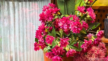 Di sektor kamera, Huawei Mate 80 Pro mengusung konfigurasi triple camera dengan komposisi 50 MP (utama), 40 MP (ultrawide), dan 48 MP (telefoto periskop). Kamera periskop ini mendukung optical zoom hingga 4x, serta didukung pemrosesan gambar terbaru yang diklaim lebih cepat dan cerdas. Foto: Adi FR/detikINET