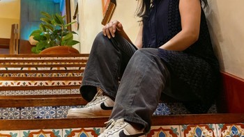 Portrait indoor dengan sudut low angle menghasilkan komposisi unik, warna hangat, dan detail tetap tajam. Foto: Adi FR/detikINET