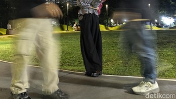 Mode long exposure menghadirkan efek gerakan pada orang yang lewat, sementara subjek utama tetap tajam. Foto: Adi FR/detikINET