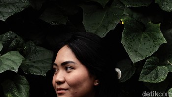 Portrait dengan latar dedaunan tampil dramatis, kontras tinggi, dan pemisahan subjek yang natural. Foto: Adi FR/detikINET