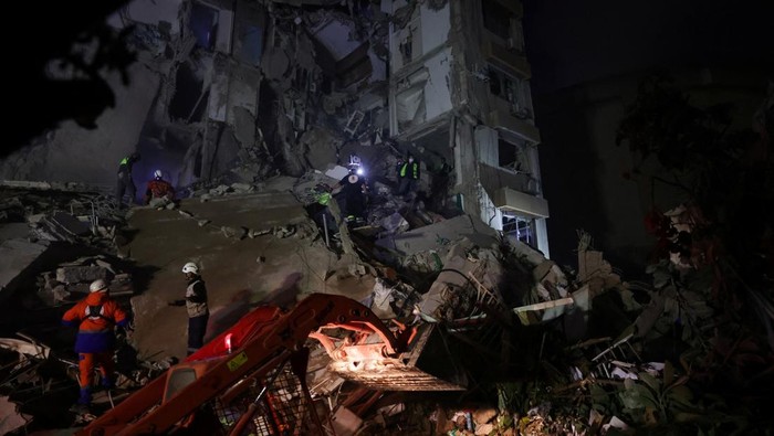 Rescuers work at the site of an Israeli strike, in Beirut, Lebanon, April 8, 2026.  REUTERS/Emilie Madi