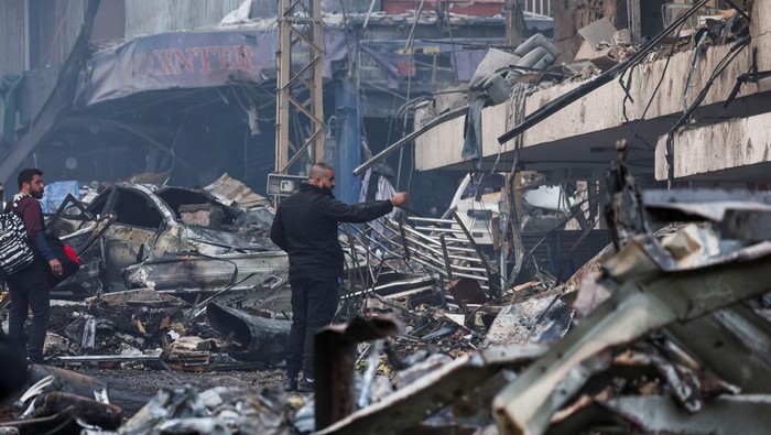 People stand at the site of an Israeli strike, in Al-Mazraa in Beirut, Lebanon, April 8, 2026. REUTERS/Yara Nardi