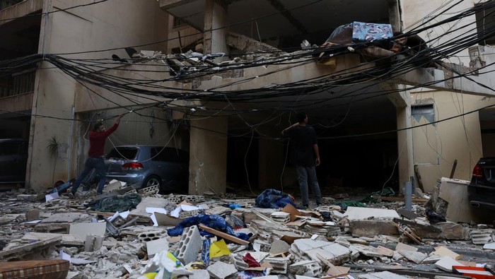 People stand at a site of an Israeli strike in Mar Elias, Beirut, Lebanon, April 8, 2026.  REUTERS/Mohamed Azakir