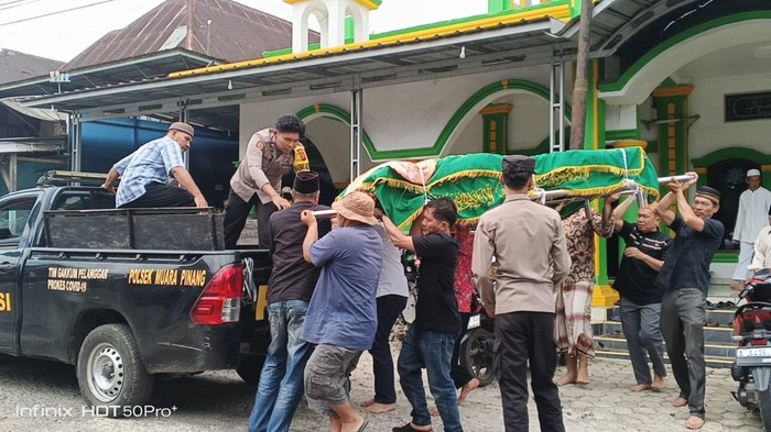 Jajaran Polres Empat Lawang memberi layanan kemanusiaan berupa pengantaran jenazah secara gratis sebagai implementasi program Presisi Polri di tengah warga. (dok Polda Sumsel)