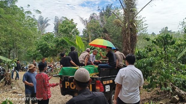 Jajaran Polres Empat Lawang memberi layanan kemanusiaan berupa pengantaran jenazah secara gratis sebagai implementasi program Presisi Polri di tengah warga. (dok Polda Sumsel)