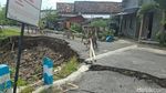 Jalan Desa Kedungdowo Nganjuk Amblas 50 Meter, Longsor Dekati Rumah Warga