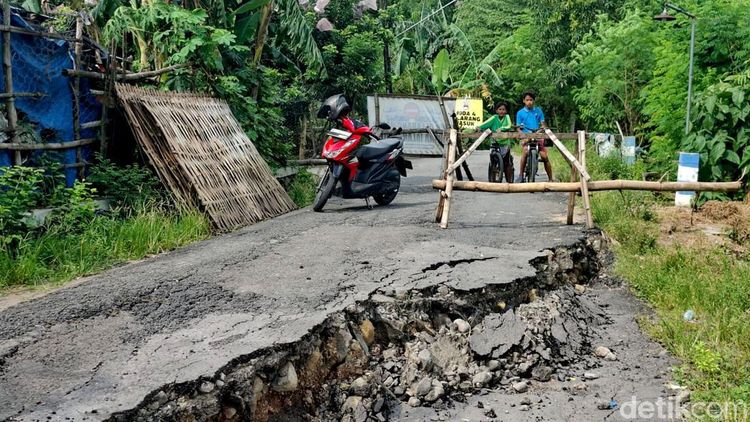 Jalan Desa Kedungdowo Nganjuk Amblas 50 Meter, Longsor Dekati Rumah Warga