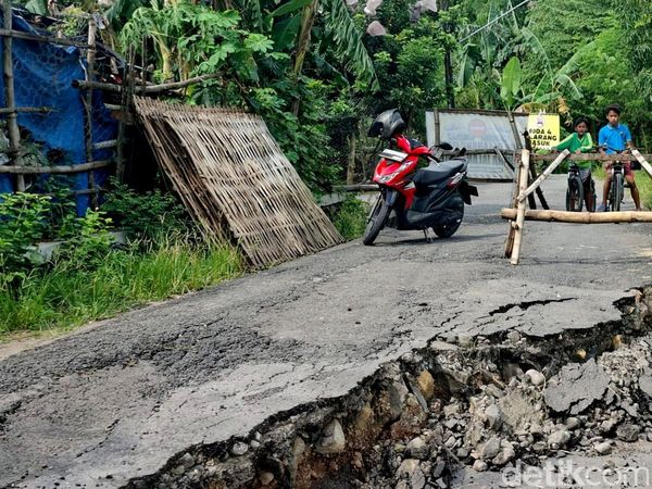 Jalan Desa Kedungdowo Nganjuk Amblas 50 Meter, Longsor Dekati Rumah Warga