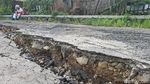 Jalan Desa Kedungdowo Nganjuk Amblas 50 Meter, Longsor Dekati Rumah Warga