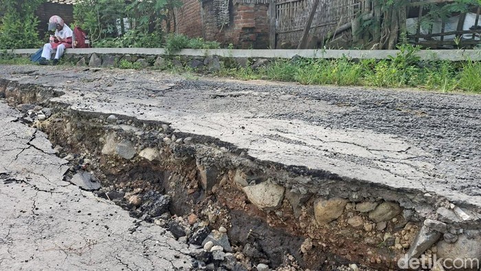 Jalan Aspal Amblas di Kedungdowo Nganjuk