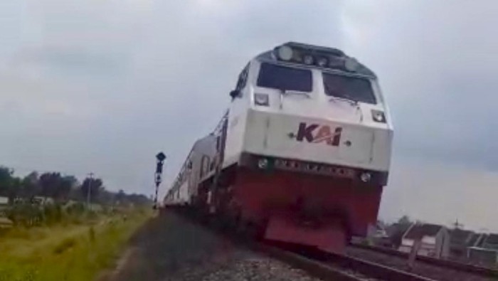 KA Malioboro Ekspres di Kertosono Nganjuk sempat berhenti luar biasa karena ada percobaan bunuh diri