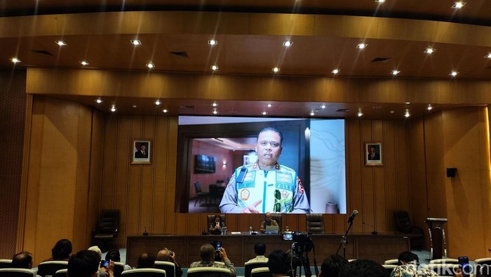 Kakorlantas Irjen Agus beri statemen via video saat diskusi di DPR RI, Jakarta, Kamis (9/4/2026).