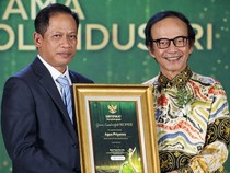 PT Kaltim Methanol Industri Raih Penghargaan Green Leadership 2025