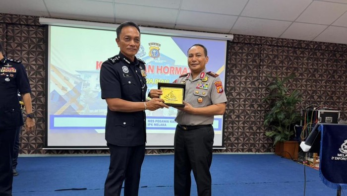 Kapolda Riau Irjen Pol Herry Heryawan melakukan kunjungan ke PDRM guna memperkuat pencegahan kejahatan lintas negara.