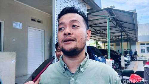 Kasi Intelejen Kejari Dompu, Dany Curia Novitawan saat diwawancarai, Kamis (9/4/2026).