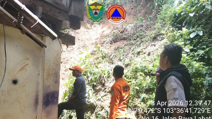 Kejadian tanah longsor di Muara Enim akibatkan jalan dan rumah terdampak.