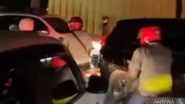 Kemacetan parah terjadi di Jalan Pengeran Tubagus Angke, Tambora, Jakarta Barat imbas listrik padam, Kamis (9/4/2026) sore. ANTARA/Risky Syukur