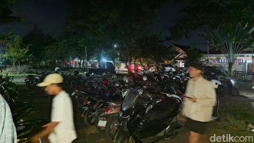 Kendaraan parkir di lokasi car free night (CFN) di Praya, Lombok Tengah, NTB.