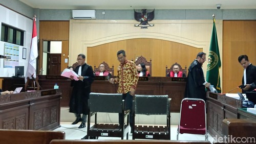 Kepala BPKAD NTB, Nur Salim, dihadirkan menjadi saksi kasus gratifikasi tiga anggota DPRD NTB di Pengadilan Tipikor Mataram, Kamis (9/4/2026). (Foto : Abdurrasyid Efendi/detikBali)