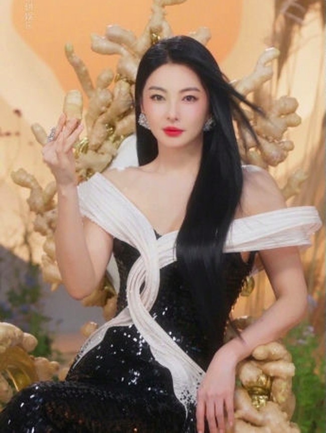 Menurut outlet Tiongkok 163, Kitty Zhang membangun citra ‘wanita yang jujur dan berani’ tetapi kepribadian itu kini malah jadi bumerang. Dia semakin sering dicap sebagai orang yang kasar, pemarah, dan kurang cerdas secara emosional. Reputasinya memburuk di tengah berbagai skandal. Foto: Instagram