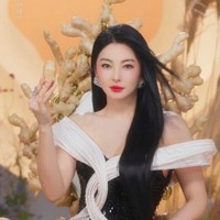 Menurut outlet Tiongkok 163, Kitty Zhang membangun citra ‘wanita yang jujur dan berani’ tetapi kepribadian itu kini malah jadi bumerang. Dia semakin sering dicap sebagai orang yang kasar, pemarah, dan kurang cerdas secara emosional. Reputasinya memburuk di tengah berbagai skandal. Foto: Instagram