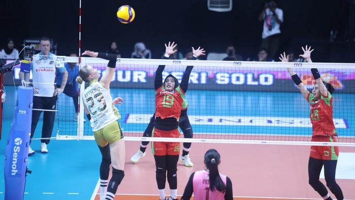 Pertamina Enduro tampil agresif dan menurunkan kekuatan penuh sejak awal laga. Mengandalkan Megawati Hangestri, Irina Voronkova, dan Wilma Salas.

